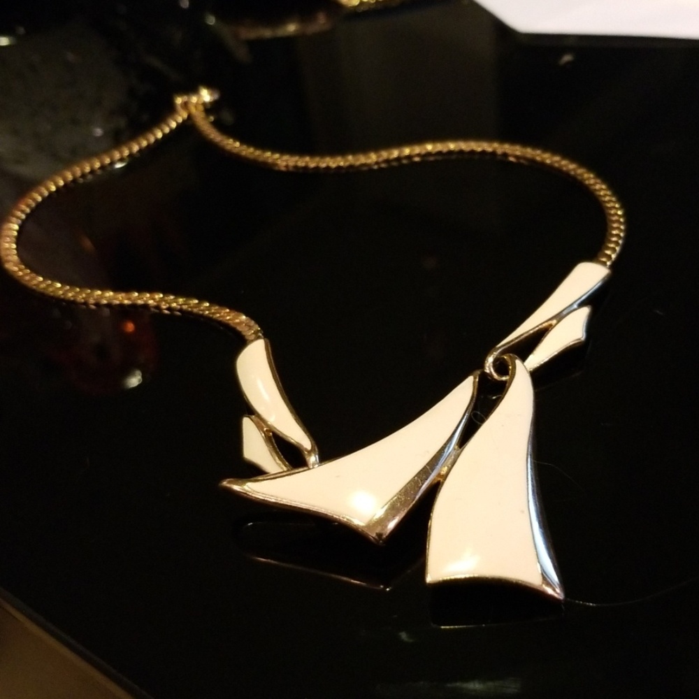Vintage Trifari Goldtone & White Enamel Necklace